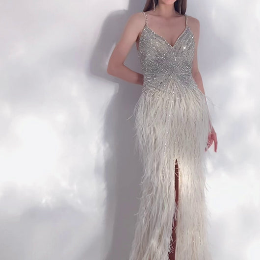 Vestido de Noche Elegante con Detalles en Pluma