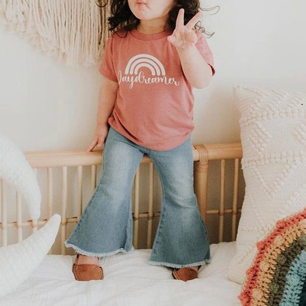 Playera Arcoíris con Cuello Redondo y Jeans Desgastados