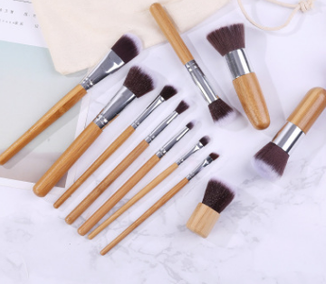 Set de 11 Brochas de Maquillaje con Mangos de Bambú y Bolsa de Lino - Image 11