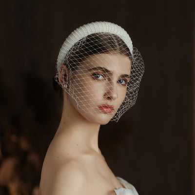 Velo Nupcial Estilo Audrey Hepburn Blanco Vintage con Cuentas y Malla Grande - Image 4