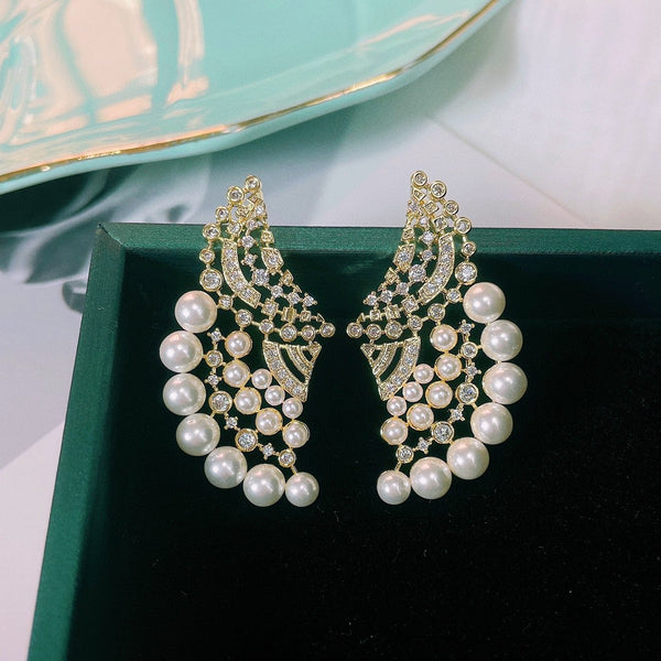 Aretes de Perla Elegantes con Zirconia y Diseño Ondulado