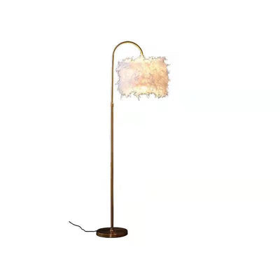 Lámpara de Piso Curva Decorativa LED con Plumas Blancas y Detalles Dorados - Image 4
