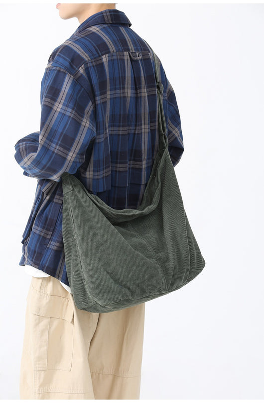 Bolsa Bandolera de Pana Espaciosa Minimalista y Casual - Image 15