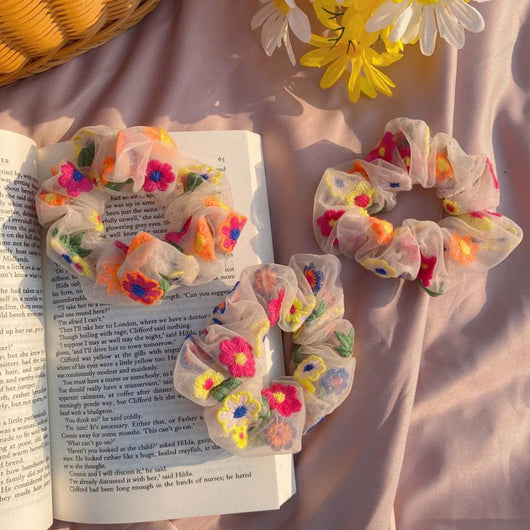 Moño para Cabello con Flores Bordadas en Malla