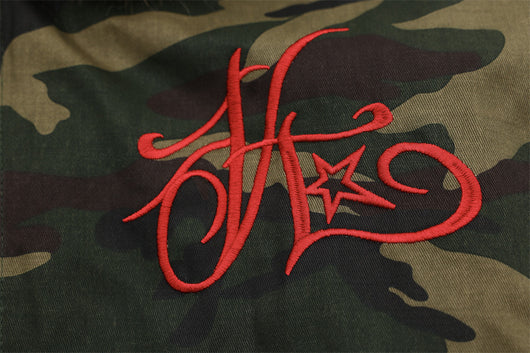 Abrigo Hoodie de Terciopelo con Bordado de Letras y Patrón Camuflaje - Image 9