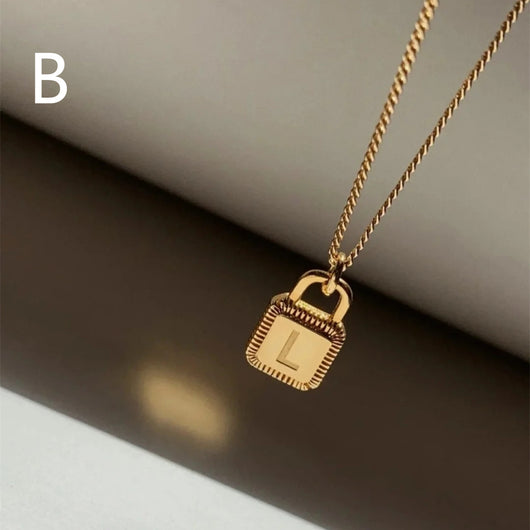 Collar Colgante Cuadrado con 26 Letras en Oro Laminado 18K - Image 11