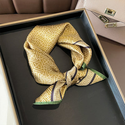Pañuelo de Seda Beige Cuadrado para Mujer - Versátil y Fácil de Combinar - Image 9