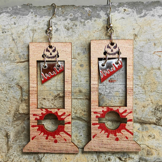 Aretes Guillotina Halloween Sangre en Madera - Estilo Dark Alternativo