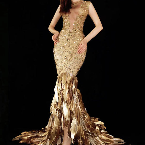 Vestido de Noche Elástico con Plumas Doradas y Cristales Brillantes - Image 3