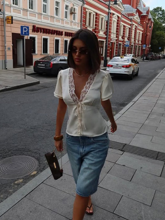 Blusa Ajustada con Escote V y Detalles de Encaje - Image 21