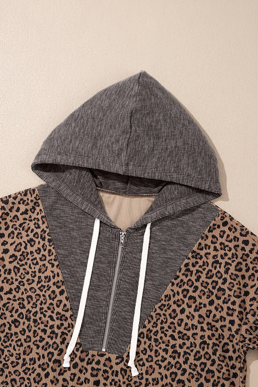 Sudadera Hoodie Khaki con Estampado Leopardo y Cuello Contrastante - Image 7
