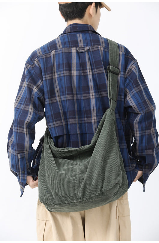 Bolsa Bandolera de Pana Espaciosa Minimalista y Casual - Image 16