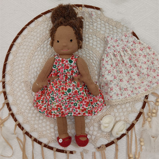 Muñeca Waldorf Artesanal de Peluche - Niña con Cabello Largo - Image 7