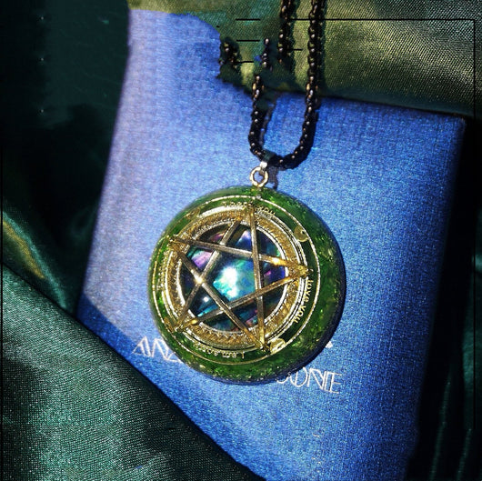 Collar Pentágrama de Cristal para Hombre y Mujer - Image 10