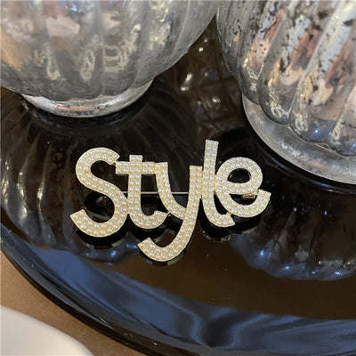 Broche Perla con Letras Estilo Hong Kong - Accesorio Retro Elegante - Image 9