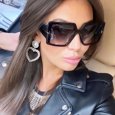 New ladies fashion personality black oversized square sunglasses with gradient lenses and gold-tone 'T' accents.