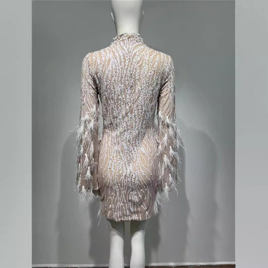 Vestido de Lentejuelas y Plumas con Perlas Expandidas - Image 4