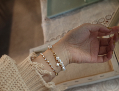 Pulsera Dorada con Bolsita Tejida de Perlas Naturales y Diseño Estelar - Image 7