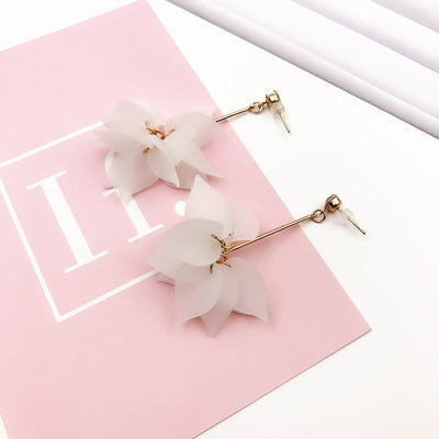 Aretes Coreanos Asimétricos con Flor de Perla y Moño - Image 10