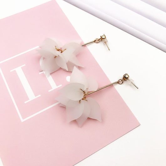 Aretes Coreanos Asimétricos con Flor de Perla y Moño - Image 10