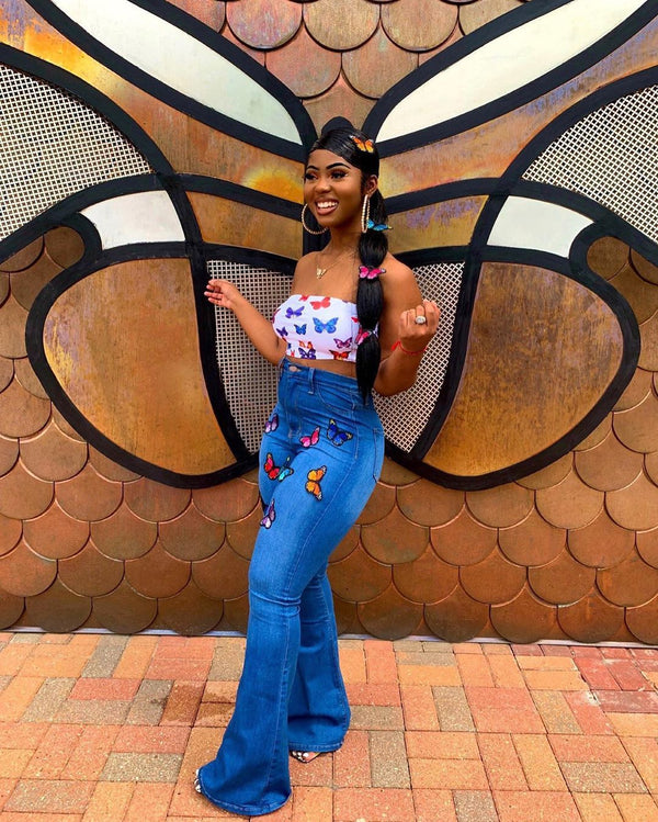 Jeans Acampanados con Mariposas Bordadas y Cristales
