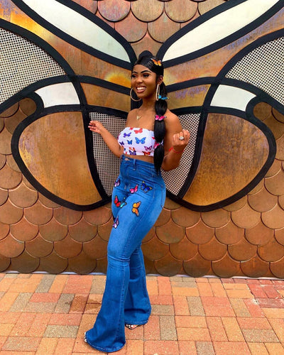 Jeans Acampanados con Mariposas Bordadas y Cristales
