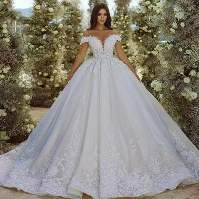 Vestido de Novia Minimalista con Hombros Descubiertos - Image 9