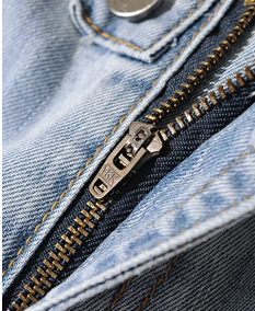 Pantalón Denim Recto con Borde Crudo y Drapeado Hueco - Image 11