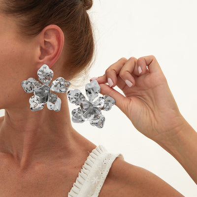 Aretes de Flor Plisada en Metal Líquido - Image 25