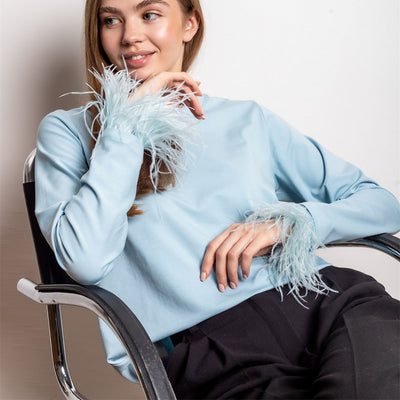 Blusa Casual para Mujer con Cuello Redondo y Detalles de Plumas - Image 3