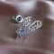 Broche de Acero Inoxidable Personalizado con Letras en Inglés