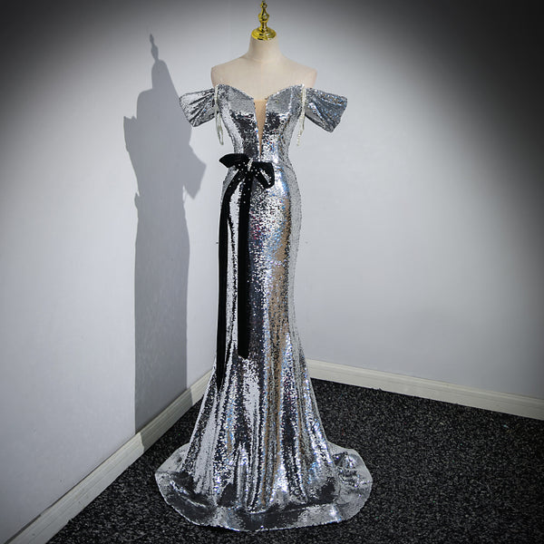 Vestido de Noche Elegante con Hombros Descubiertos y Lentejuelas Plateadas