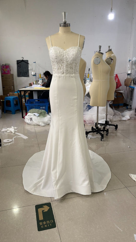 Vestido de Novia Blanco Tubo Escote Recto con Cola Sirena Elegante - Image 4
