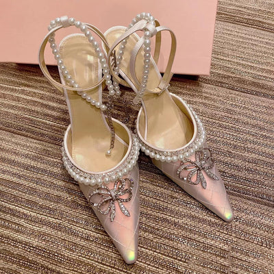 Tacones Stiletto con Moño Francés y Perlas Brillantes