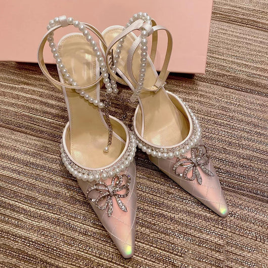 Tacones Stiletto con Moño Francés y Perlas Brillantes