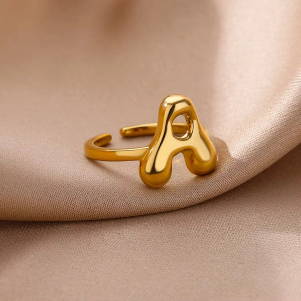Anillo de Letras Bubble Dorado en Oro 18K Chapado