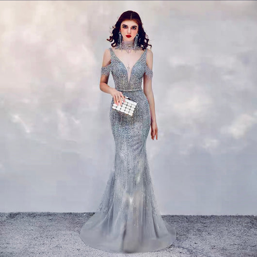 Vestido de Noche Elegante para Mujer con Escote Profundo y Cola - Image 4