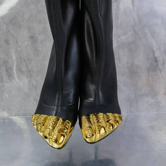 Pantufla Tacón Alto con Punta Dorada Elegante