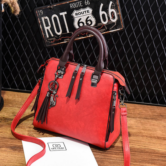 Bolso Elegante de Cuero con Dije de Gato y Borla - Image 9