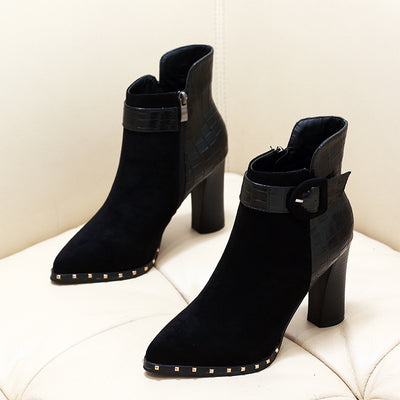 Botas Cortas para Mujer con Punta Afilada y Hebilla de Patrón Serpiente en Gamuza - Image 9