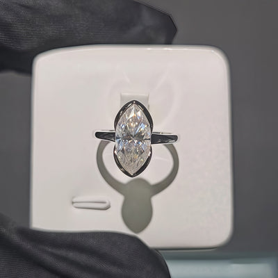 Anillo de Moissanita Marquesa de 3 Quilates con Semihalo - Image 4