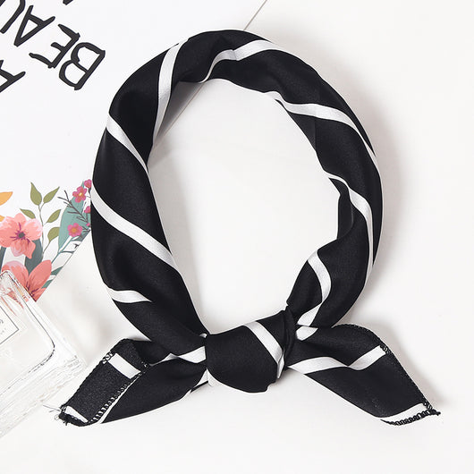 Pañuelo de Seda Coreano con Estampado Decorativo - Image 5