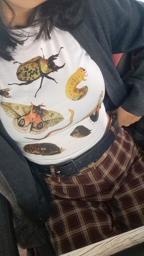 Blusa Casual con Estampado de Insectos y Escote Descubierto - Image 8