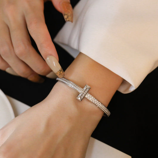 Pulsera Ancha de Letras TT en Diamantes de Lujo - Image 7
