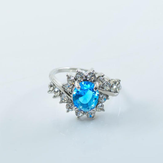 Anillo de Compromiso Oval Rubí con Diamantes y Circonitas - Diseño Explosivo - Image 9