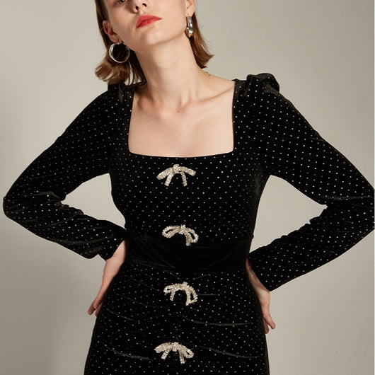 Vestido Negro de Terciopelo con Detalles Dorados Mariposa - Image 2