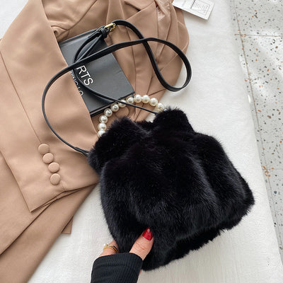 Bolso Mensajero de Peluche con Perlas para Mujer - Diseño Trendy e Instagrameable - Image 13
