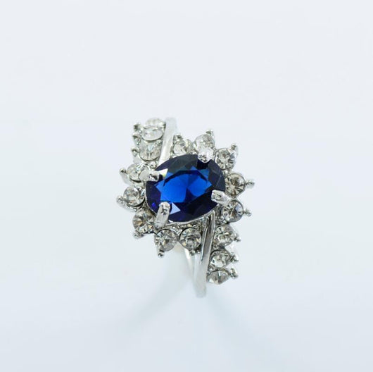 Anillo de Compromiso Oval Rubí con Diamantes y Circonitas - Diseño Explosivo - Image 6