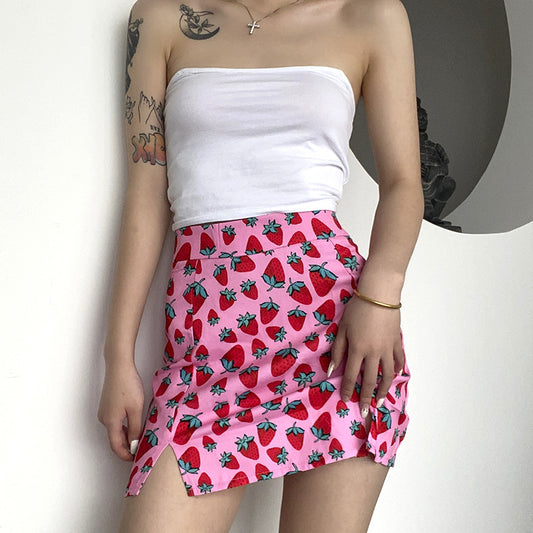 Falda Corta Cintura Alta con Estampado de Cerezas y Abertura Lateral