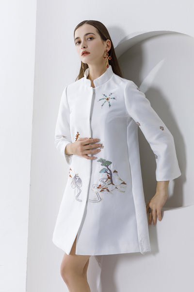 Abrigo de Invierno Elegante con Encaje Bordado y Combinación de Seda y Lana